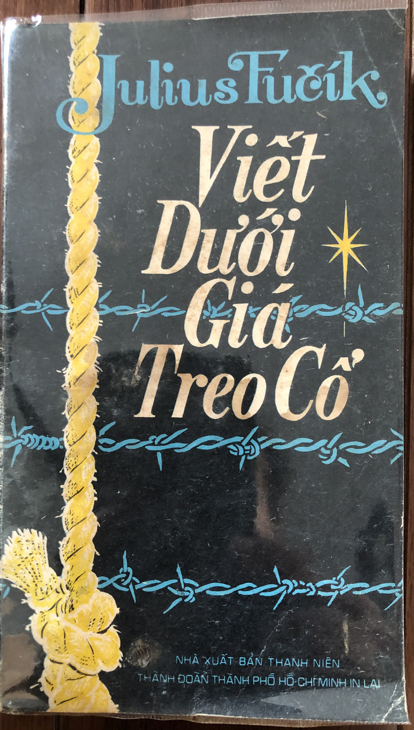 Viết dưới giá treo cổ