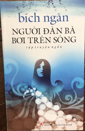 Người đàn bà bơi trên sóng