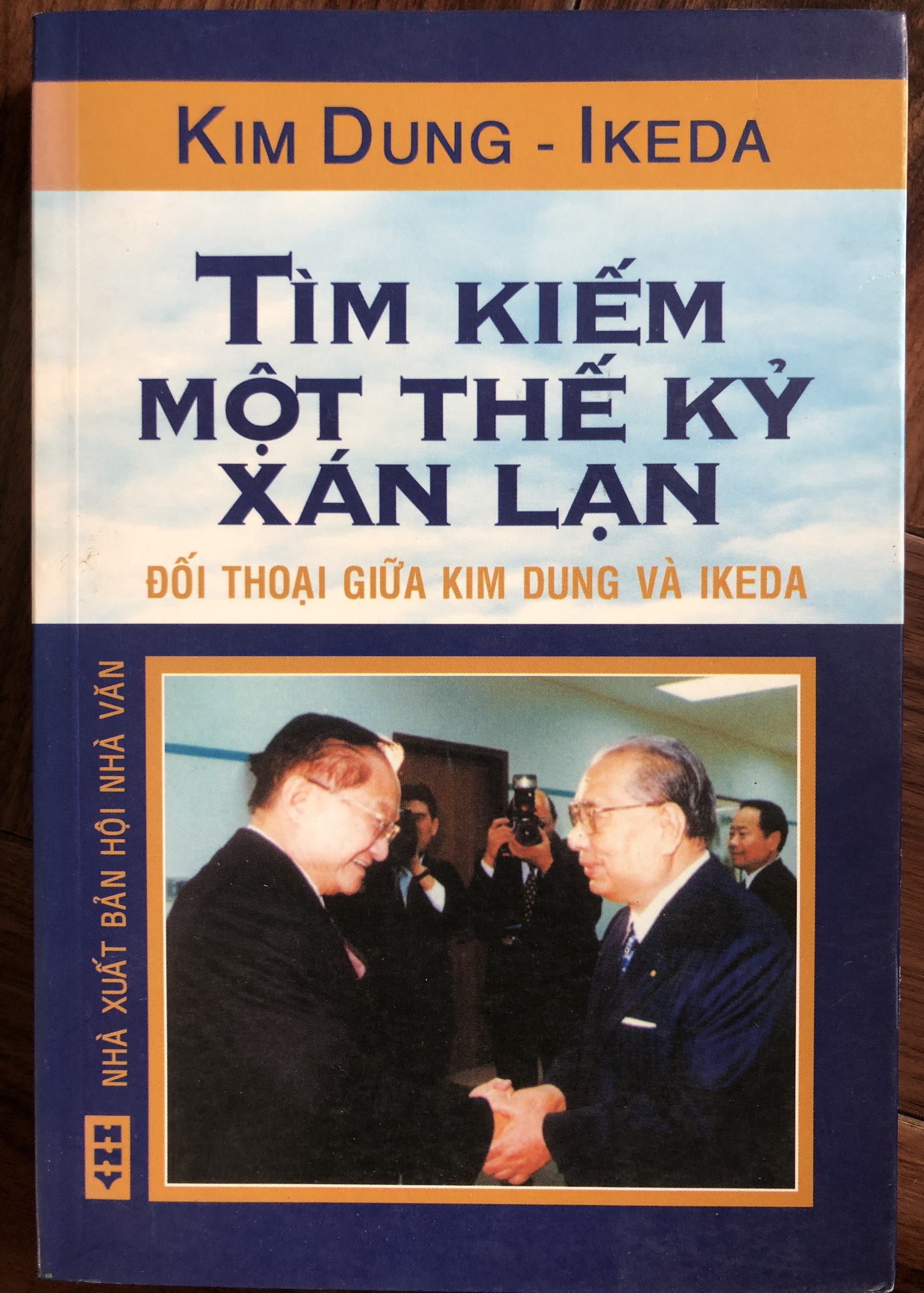 Tìm kiếm một thế kỷ xán lạn: Đối thoại giữa Kim Dung và Ikeda