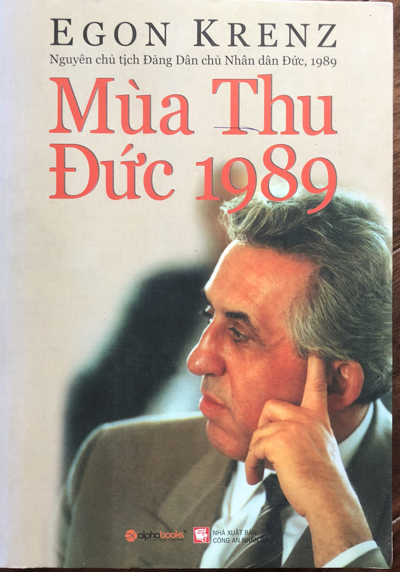 Mùa thu Đức 1989: Câu chuyện về sự sụp đổ Bức tường Berlin và thống nhất nước Đức