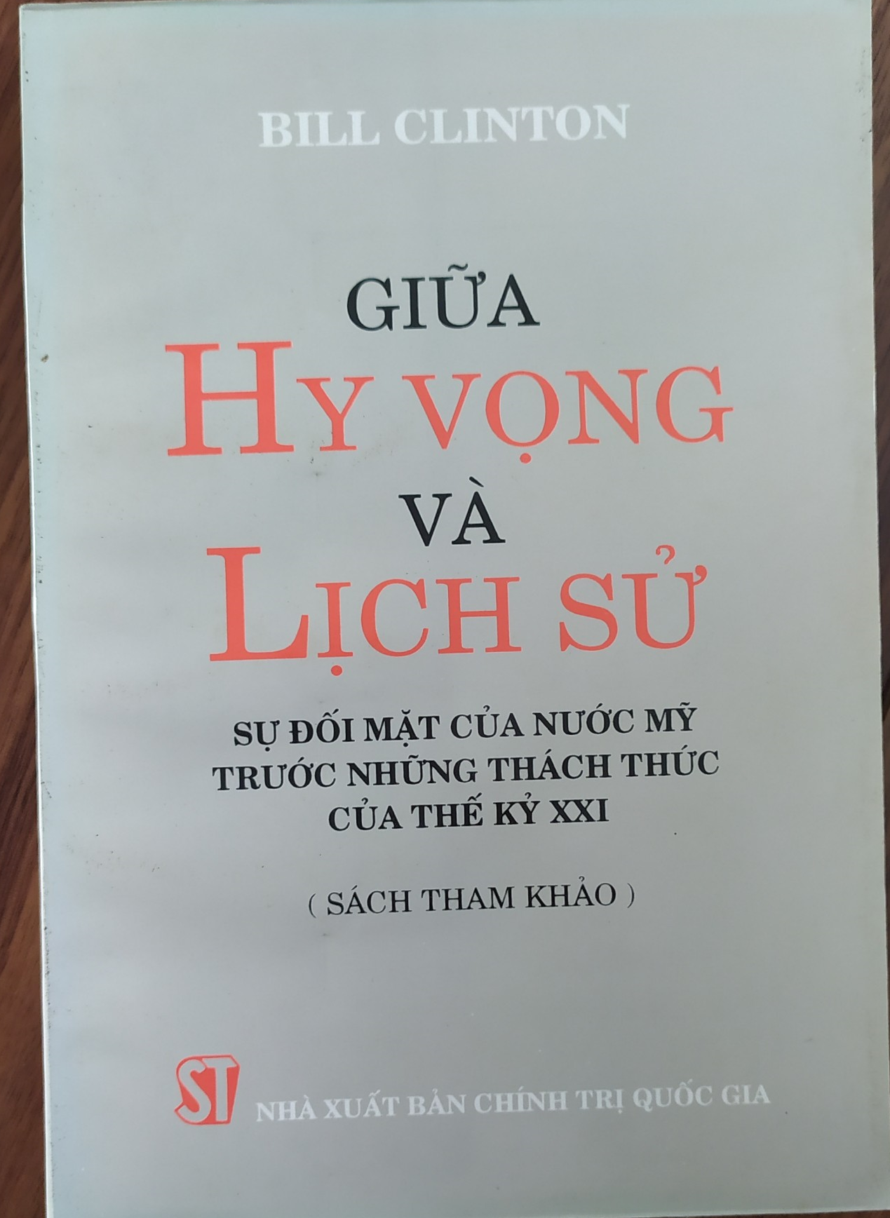 Giữa hy vọng và lịch sử : sự đối mặt của nước Mỹ trước những thách thức của thế kỷ XXI