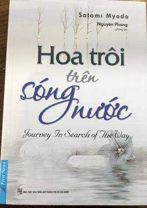 Hoa trôi trên sóng nước