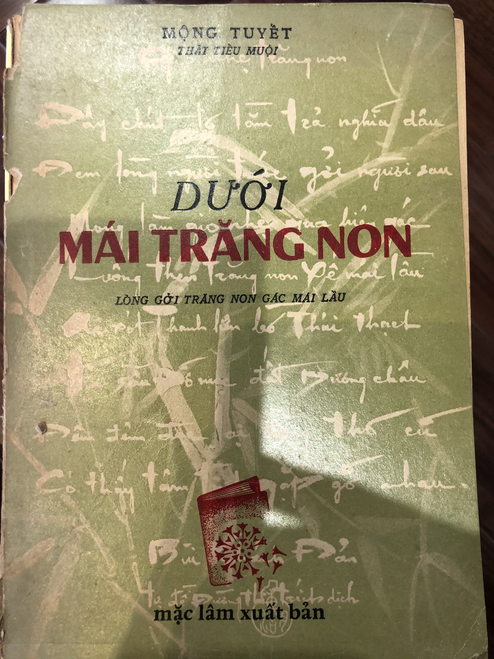 Dưới mái trăng non: Lòng gởi trăng non gác mái lầu