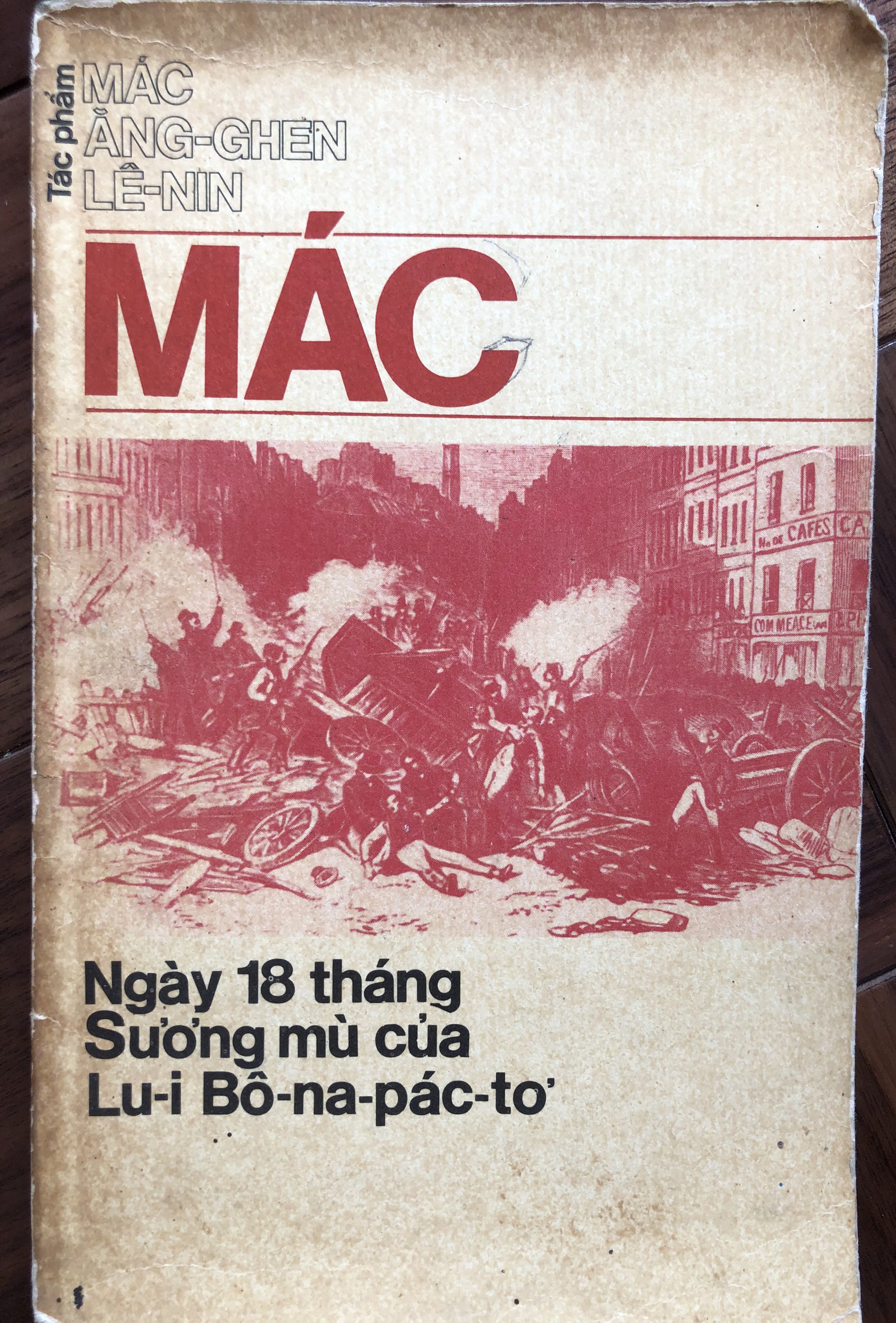 Ngày 18 tháng sương mù của  Lu-i bô-na pác-tơ